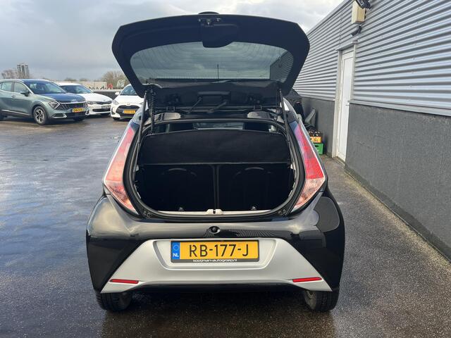 Toyota AYGO 1.0 VVT-i x-joy Nieuw geleverd incl: Climate control, Parkeerhulp camera, Navigatie, LM velgen, Metallic lak,