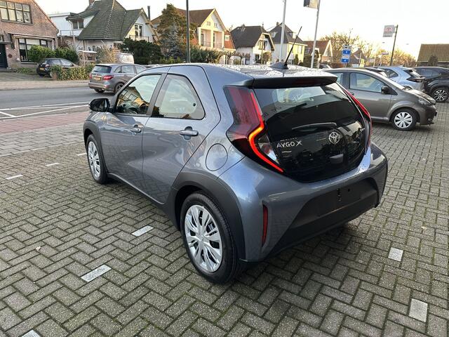 Toyota AYGO X Hybrid 115 play