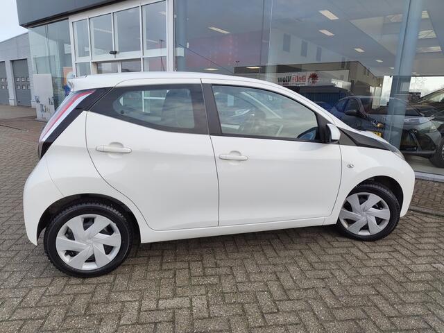 Toyota AYGO 1.0 VVT-i x-play | Airco | Toerenteller | Achteruitrijcamera