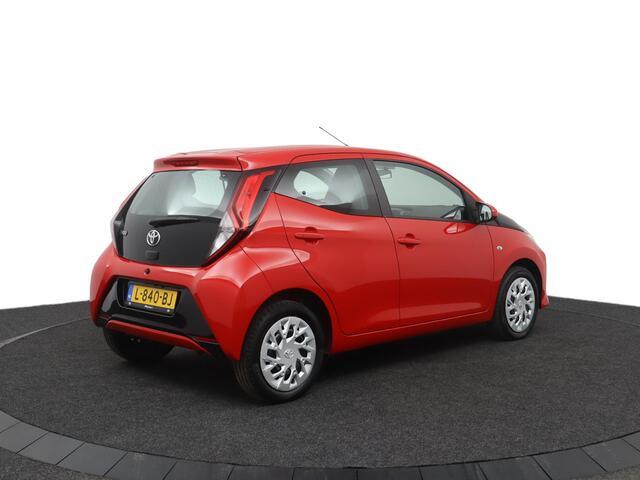 Toyota AYGO 1.0 VVT-i x-play | Airco | Parkeercamera | Apple carplay - Android auto |