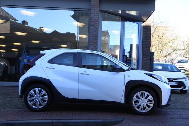 Toyota AYGO X 1.0 VVT-i MT Play Navi Carplay Camera ACC