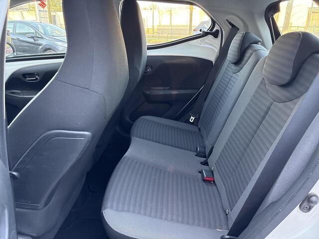 Toyota AYGO 1.0 VVT-i x-play **APPLE CARPLAY/ AIRCO/ BEGRENZER/ PERKEERCAMERA**