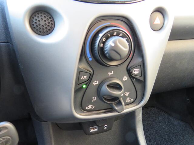 Toyota AYGO 1.0 VVT-i x-play * Rijklaarprijs incl. garantie * Camera * Airco * Carplay Android *