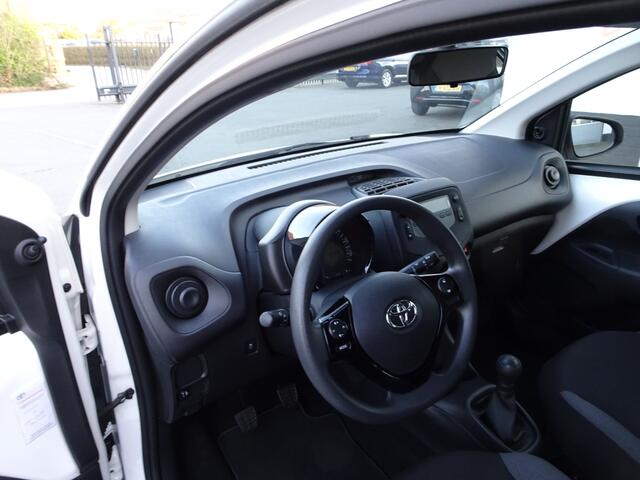 Toyota AYGO 1.0 VVT-i x-fun Airco, elektrische ramen, centrale vergrendeling, licht metalen velgen, enz.