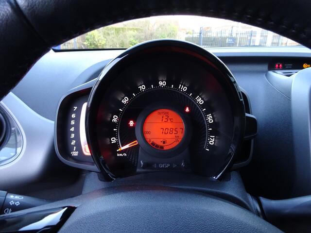 Toyota AYGO 1.0 VVT-i x-play Airco, achteruitrij camera, elektrische ramen, centrale vergrendeling, apple carplay, android auto, enz.