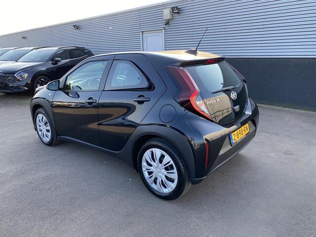 Toyota AYGO X 1.0 VVT-i MT Play Nette Nederlandse auto, achteruitrij camera, navigatie Apple CarPlay/Android Auto, neerklapbare achterbank, adaptieve cruise control!