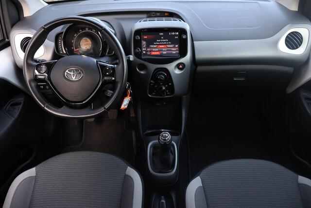 Toyota AYGO 1.0 VVT-i x-play 1e Eigenaar | Dealer Onderh | NAP | BTW | Camera | Navi via Carplay | Airco | DAB | Cruise | LED | Start/Stop | Hill-Hold