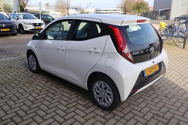 Toyota AYGO 1.0 VVT-i x-play 1e Eigenaar | Dealer Onderh | NAP | BTW | Camera | Navi via Carplay | Airco | DAB | Cruise | LED | Start/Stop | Hill-Hold