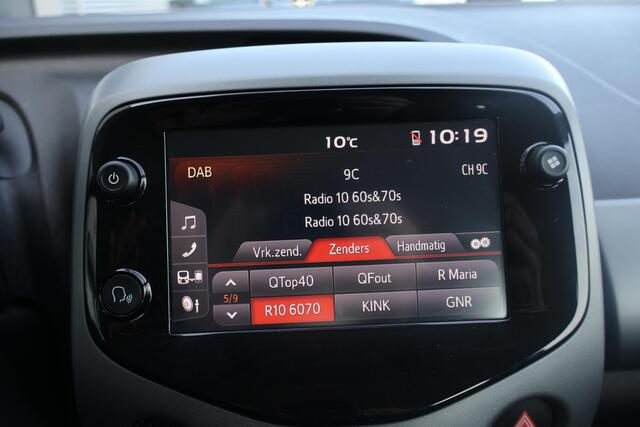Toyota AYGO 1.0 VVT-i x-play 1e Eigenaar | Dealer Onderh | NAP | BTW | Camera | Navi via Carplay | Airco | DAB | Cruise | LED | Start/Stop | Hill-Hold