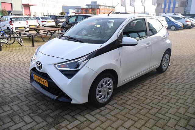 Toyota AYGO 1.0 VVT-i x-play 1e Eigenaar | Dealer Onderh | NAP | BTW | Camera | Navi via Carplay | Airco | DAB | Cruise | LED | Start/Stop | Hill-Hold