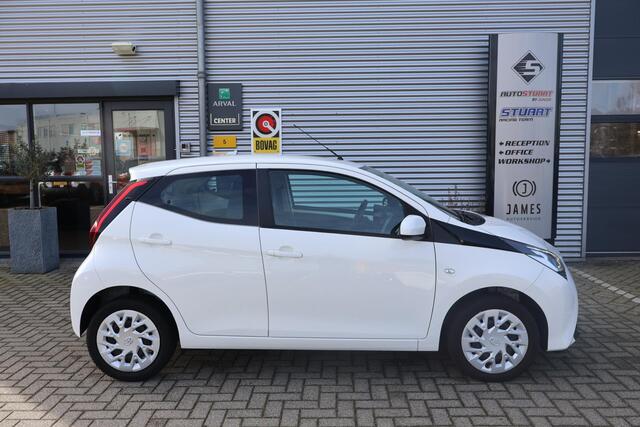 Toyota AYGO 1.0 VVT-i x-play 1e Eigenaar | Dealer Onderh | NAP | BTW | Camera | Navi via Carplay | Airco | DAB | Cruise | LED | Start/Stop | Hill-Hold