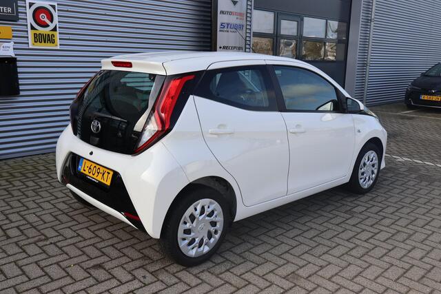 Toyota AYGO 1.0 VVT-i x-play 1e Eigenaar | Dealer Onderh | NAP | BTW | Camera | Navi via Carplay | Airco | DAB | Cruise | LED | Start/Stop | Hill-Hold