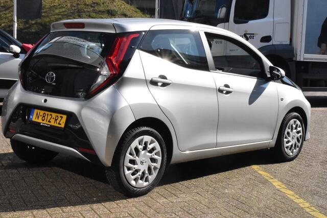 Toyota AYGO 1.0 VVT-i x-play Automaat | Carplay Navigatie | Camera | 12 mnd BOVAG garantie | Whatsapp 06-53188999