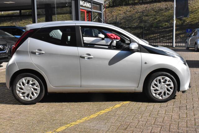Toyota AYGO 1.0 VVT-i x-play Automaat | Carplay Navigatie | Camera | 12 mnd BOVAG garantie | Whatsapp 06-53188999
