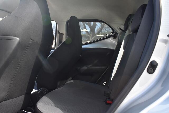 Toyota AYGO 1.0 VVT-i x-play Automaat | Carplay Navigatie | Camera | 12 mnd BOVAG garantie | Whatsapp 06-53188999