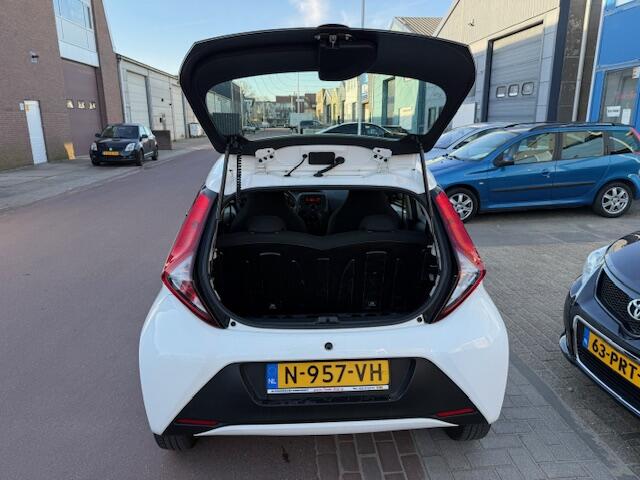 Toyota AYGO 1.0 VVT-i x-fun NAP 100.463km bj. 2022 Airco 1e eigenaar BTW auto. Dealer onderhouden.