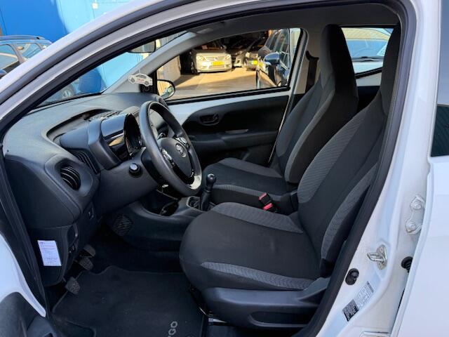 Toyota AYGO 1.0 VVT-i x-fun NAP 100.463km bj. 2022 Airco 1e eigenaar BTW auto. Dealer onderhouden.