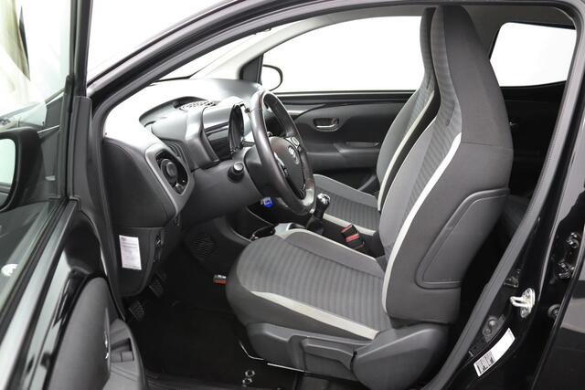 Toyota AYGO 1.0 VVT-i x-joy | Privacy Glas | Automatische Airco | Lichtmetalen Velgen | Achteruitrijcamera |