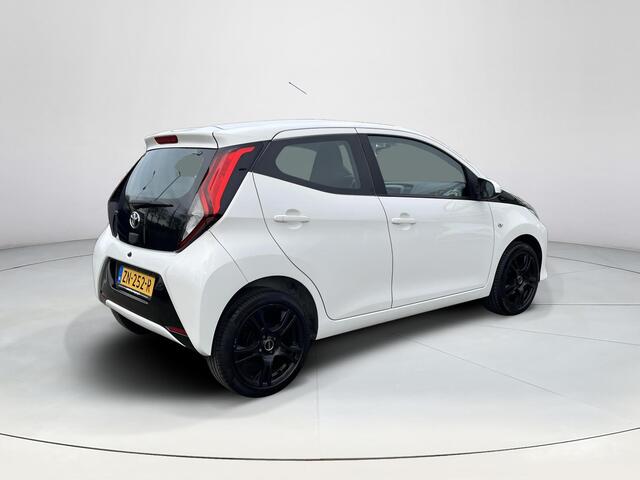 Toyota AYGO 1.0 VVT-i x-play | 5 deurs | Airconditioning | Parkeercamera | Bluetooth | Licht metalen velgen |