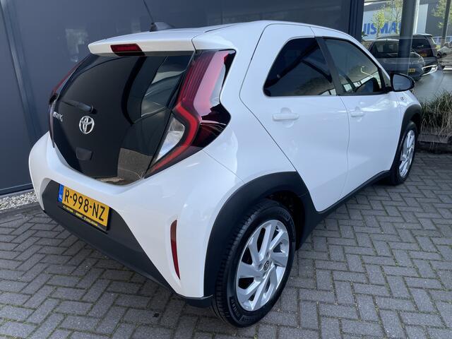 Toyota AYGO X 1.0 VVT-i MT first Achteruitrijcamera - Airco - Apple carplay - Bluetooth - Cruise control - Led verlichting - Licht metalen velgen 17 inch - Radio - Mistlampen - Stuur multifunctioneel - Stuur leder - Elektrische ramen voor - Regensensor - Start/stop 
