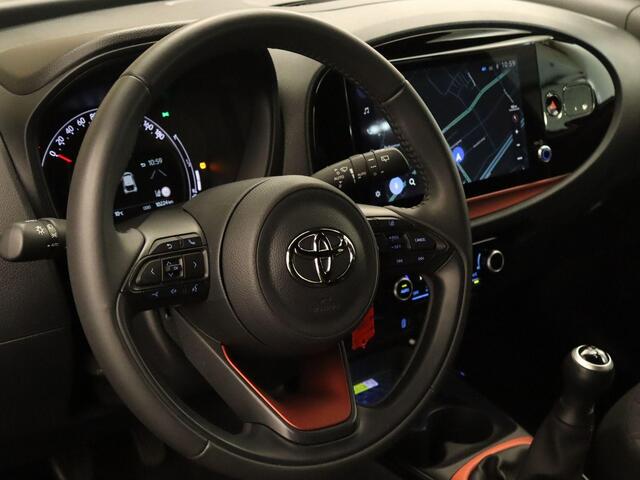 Toyota AYGO X 1.0 VVT-i MT Envy - ORIGINEEL NEDERLANDSE AUTO - PARKEERSENSOREN VOOR EN ACHTER - DRAADLOZE TELEFOONLADER - ADAPTIVE CRUISE CONTROL - NAVIGATIE - APPLE CARPLAY/ANDROID AUTO