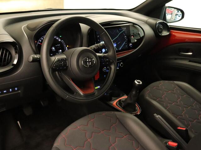 Toyota AYGO X 1.0 VVT-i MT Envy - ORIGINEEL NEDERLANDSE AUTO - PARKEERSENSOREN VOOR EN ACHTER - DRAADLOZE TELEFOONLADER - ADAPTIVE CRUISE CONTROL - NAVIGATIE - APPLE CARPLAY/ANDROID AUTO