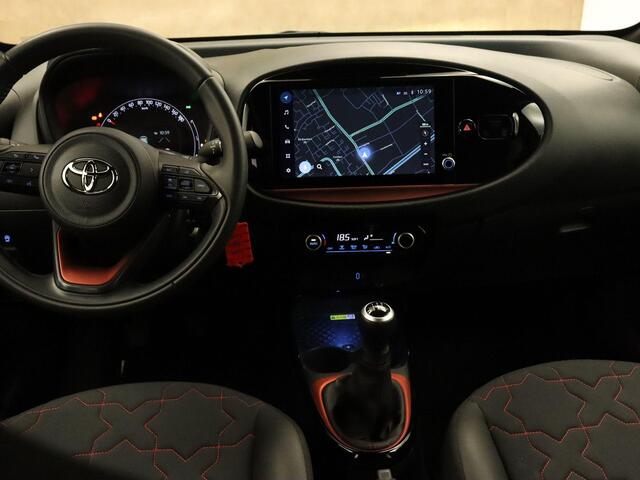 Toyota AYGO X 1.0 VVT-i MT Envy - ORIGINEEL NEDERLANDSE AUTO - PARKEERSENSOREN VOOR EN ACHTER - DRAADLOZE TELEFOONLADER - ADAPTIVE CRUISE CONTROL - NAVIGATIE - APPLE CARPLAY/ANDROID AUTO