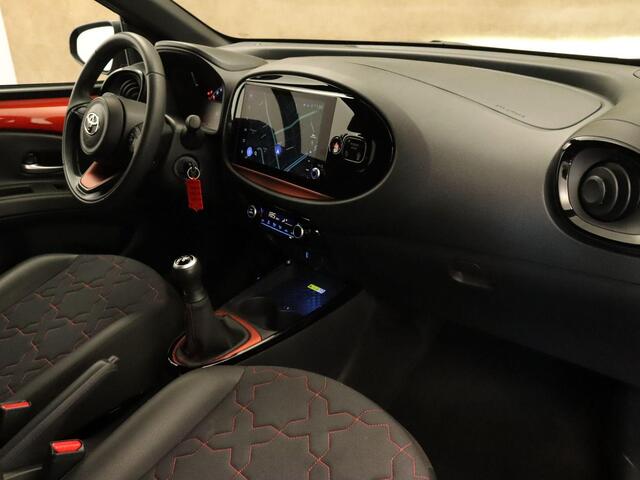 Toyota AYGO X 1.0 VVT-i MT Envy - ORIGINEEL NEDERLANDSE AUTO - PARKEERSENSOREN VOOR EN ACHTER - DRAADLOZE TELEFOONLADER - ADAPTIVE CRUISE CONTROL - NAVIGATIE - APPLE CARPLAY/ANDROID AUTO