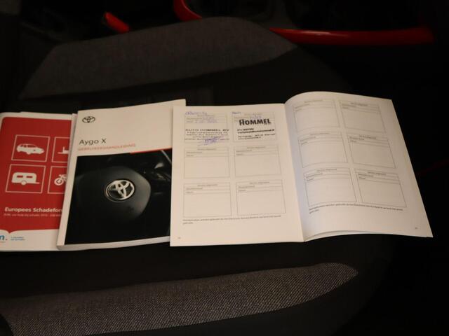 Toyota AYGO X 1.0 VVT-i MT Play - ORIGINEEL NEDERLANDSE AUTO - UNIEKE EXTERIEUR EN INTERIEUR ACCENTEN - AIRCO - ADAPTIEVE CRUISE CONTROL - CAMERA - LAGE KM STAND - BLUETOOTH- APPLE CARPLAY/ ANDROID AUTO