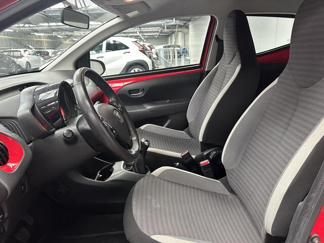 Toyota AYGO 1.0 VVT-i x-play limited Dealer onderhouden, Apple Carplay & Trekhaak!