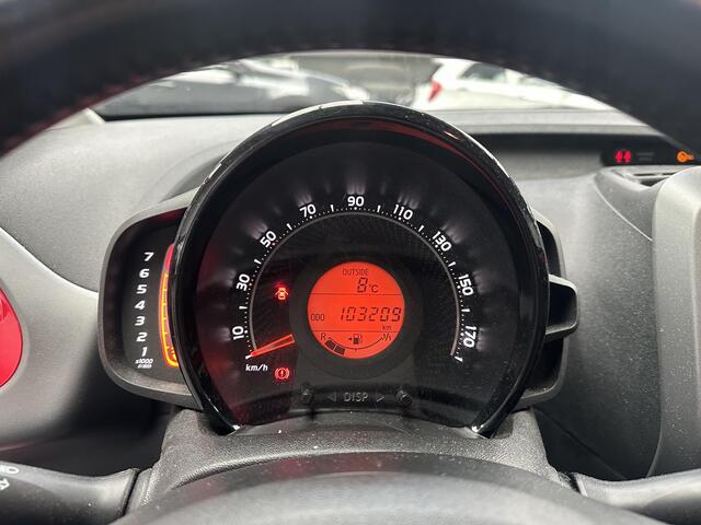 Toyota AYGO 1.0 VVT-i x-play limited Dealer onderhouden, Apple Carplay & Trekhaak!