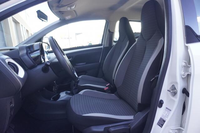 Toyota AYGO 1.0 VVT-i x-play ltd CarPlay | NAP | Camera | Led | Airco