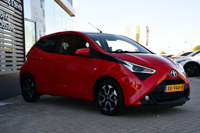 Toyota AYGO 1.0 VVT-i x-joy 5-deurs 72pk | Signaalkleur rood | Lichtmetalen velgen 15 | Achteruitrijcamera
