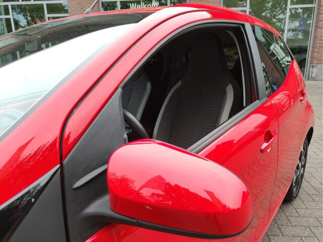 Toyota AYGO 1.0 VVT-i x-joy 15Inch LMV - Afn.trekhaak - Climatronic -DAB - Achteruitrijcamera - Apple Carplay
