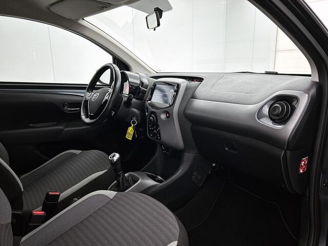 Toyota AYGO 1.0 VVT-i x-play | Dealer onderhouden | Apple CarPlay/Android Auto | achteruitrijcamera | Airco | Onderweg-naar-dealer