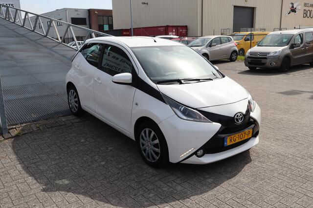 Toyota AYGO 1.0 VVT-i x-play Dealeronderhouden! Achteruitrijcamera/Airco/Bluetooth/Nederlandse auto! 2E PINKSTERDAG GEOPEND VAN 12:00 TOT 17:00 (ROTTERDAM&HELLEVOETSLUIS)
