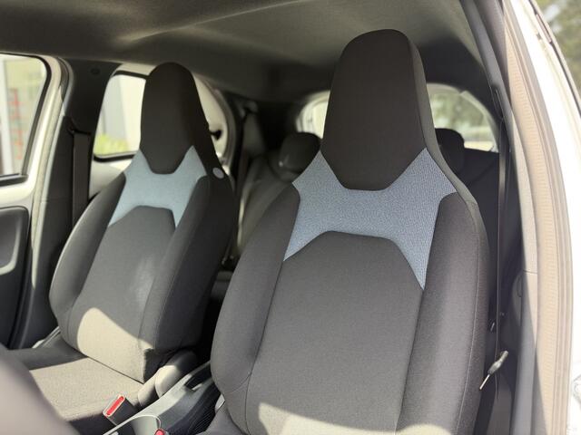 Toyota AYGO X Hybrid 115 Play + Style Pack Lichtmetalen velgen, Voorstoelen verwarmd, Cruise control, Climate control, Achteruitrijcamera