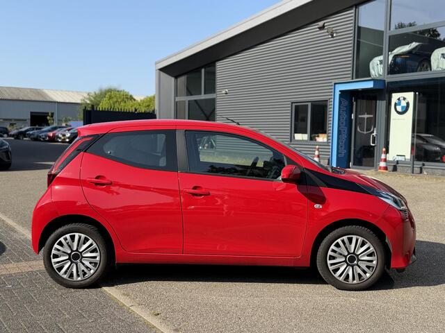 Toyota AYGO 1.0 VVT-i x-play AUTOMAAT | APPLE CARPLAY / ANDROID AUTO | CAMERA | AIRCO | ONDERHOUD UITGEVOERD | DIRECT LEVERBAAR |