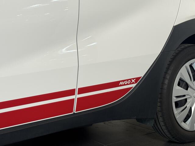 Toyota AYGO X 1.0 VVT-i MT Play | Rood Sticker pakket | CarPlay | Camera achter |