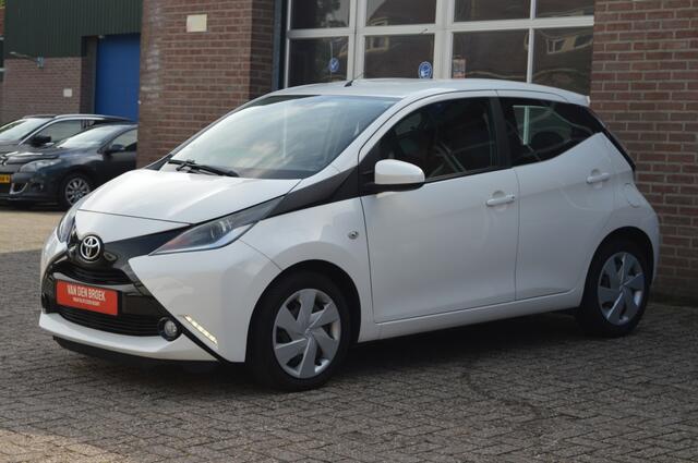Toyota AYGO 1.0 VVT-i x-play | AIRCO - CAMERA