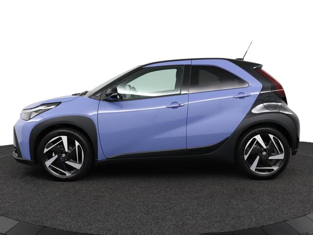 Toyota AYGO X Hybrid 115 envy | lichtmetalen velgen 18" | Navigatiesysteem | Parkeersensoren | Stoelverwarming |