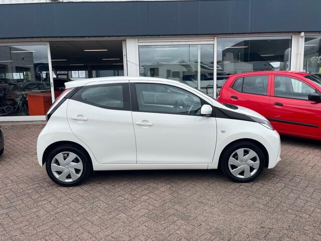 Toyota AYGO 1.0 VVT-i X-Play Airco Navigatie Bluet. CV