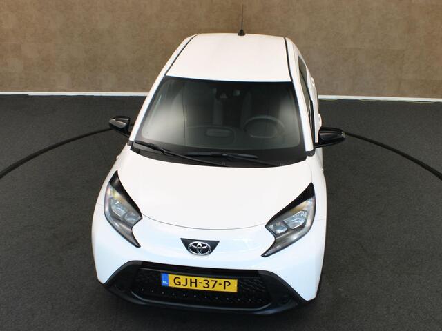 Toyota AYGO X 1.0 VVT-i MT Play - ORIGINEEL NEDERLANDSE AUTO - AFKOMSTIG VAN 1E EIGENAAR - ADAPTIEVE CRUISE CONTROL - CAMERA - AIRCO - APPLE CARPLAY/ ANDROID AUTO - ELEKTRISCHE RAMEN VOOR