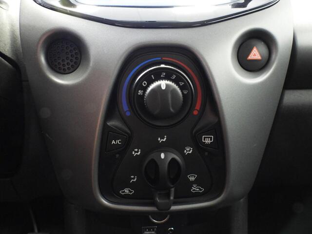 Toyota AYGO 1.0 VVT-i X-Play Limited NAVI/CAMERA/AIRCO/BLUETOOTH!