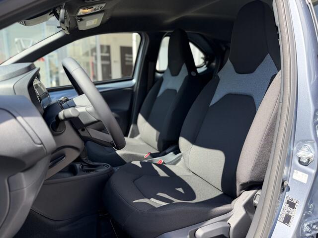 Toyota AYGO X Hybrid 115 Play + Go Pack Lichtmetalen velgen, Voorstoelen verwarmd, Cruise control, Climate control, Achteruitrijcamera