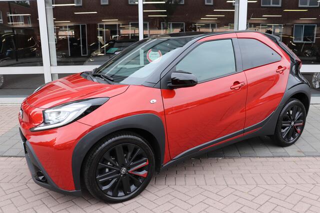 Toyota AYGO X 1.0 VVT-i S-CVT Premium Automaat. Nieuwstaat! Navigatie, two-tone premium kleur.