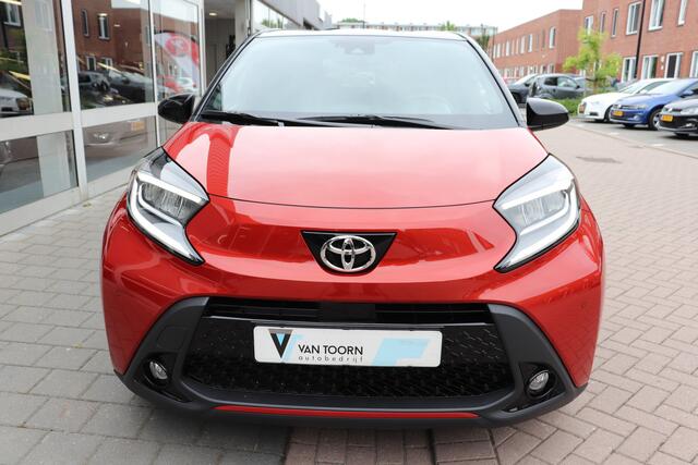 Toyota AYGO X 1.0 VVT-i S-CVT Premium Automaat. Nieuwstaat! Navigatie, two-tone premium kleur.
