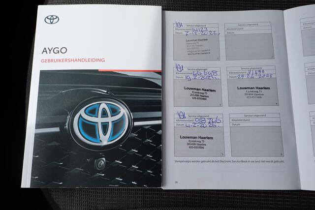 Toyota AYGO 1.0 VVT-i x-joy automaat! Apple carplay/Achteruitrijcamera/Climate control/DAB Radio/Licht metalen velgen
