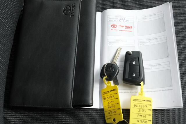 Toyota AYGO 1.0 VVT-i x-play MT | Achteruitrijcamera | Toerenteller | Smartp