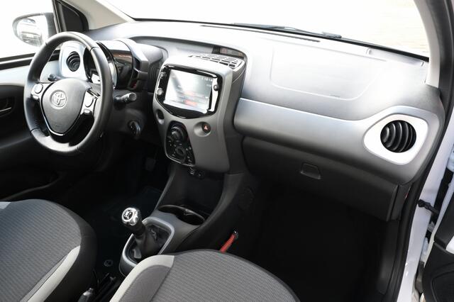 Toyota AYGO 1.0 VVT-i x-play MT | Achteruitrijcamera | Toerenteller | Smartp
